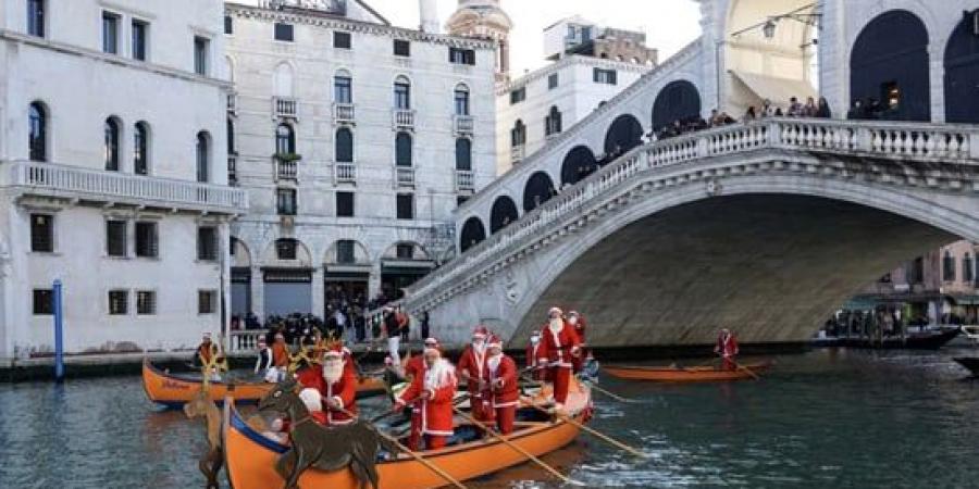 بالقوارب وملابس سانتا كلوز.. مسيرة بابا نويل تزين إيطاليا استقبالا للعام الجديد - في المدرج