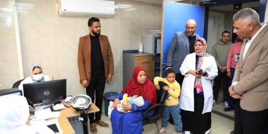 محافظ أسوان يتابع منظومة العمل والخدمات الطبية والعلاجية بوحدة طب الأسرة بمركز رعاية الطفل بإدفو