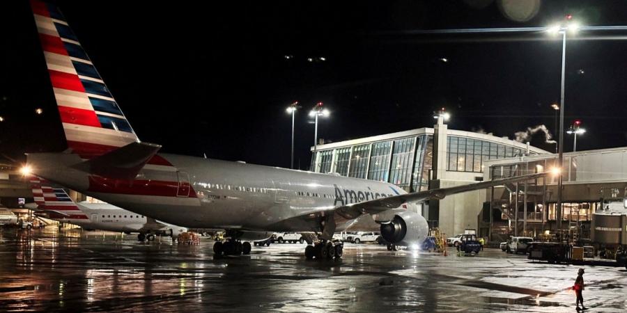 American Airlines تستأنف رحلاتها بعد عطل فني أدى لتوقفها - في المدرج