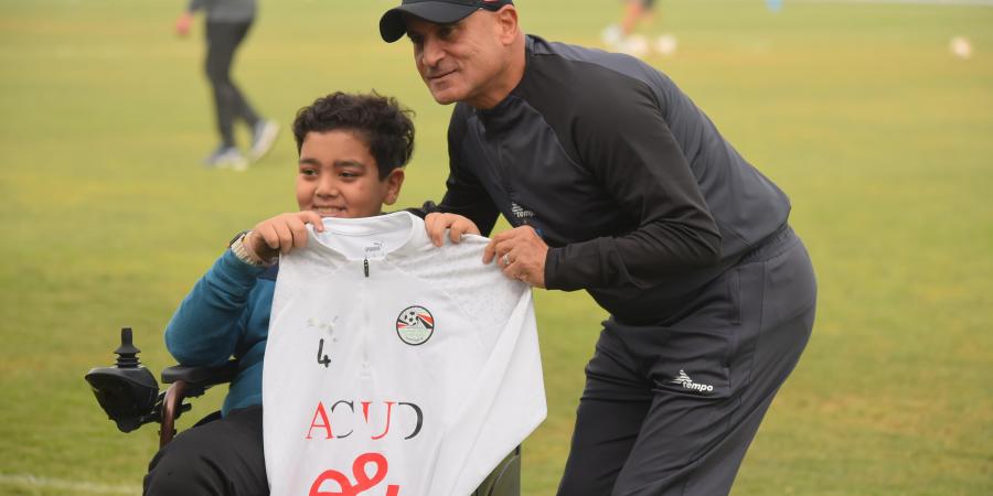 غزل المحلة يكرم الطفل بدر عقب ظهوره في مباراة الاتحاد السكندرى .. صور - في المدرج