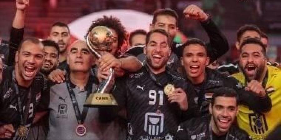 جلسة تصوير لمنتخب اليد واجتماع تحفيزي مع رئيس الاتحاد استعدادا للمونديال - في المدرج