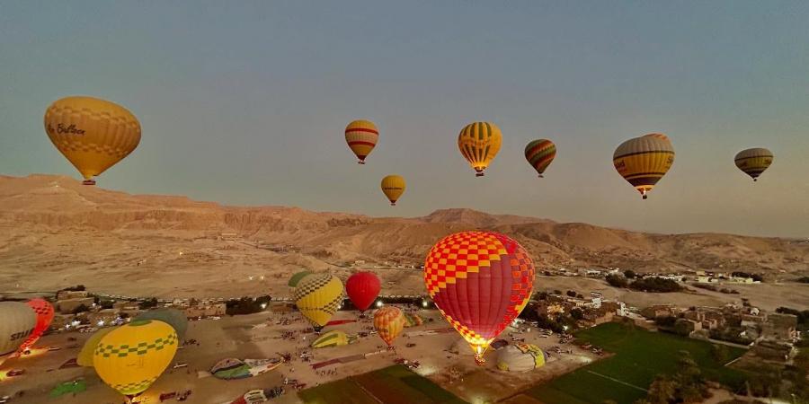 إقبال كبير على رحلات البالون الطائر.. الموسم السياحى الشتوى ينتعش قبل احتفالات رأس السنة بالأقصر - في المدرج