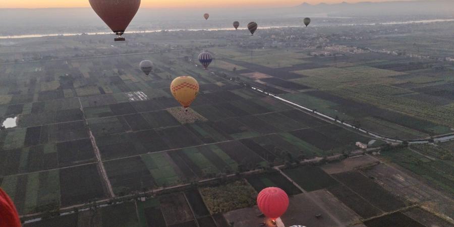 إقبال كبير على رحلات البالون الطائر.. الموسم السياحى الشتوى ينتعش قبل احتفالات رأس السنة بالأقصر - في المدرج