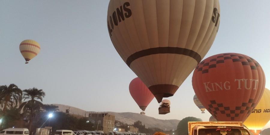 إقبال كبير على رحلات البالون الطائر.. الموسم السياحى الشتوى ينتعش قبل احتفالات رأس السنة بالأقصر - في المدرج