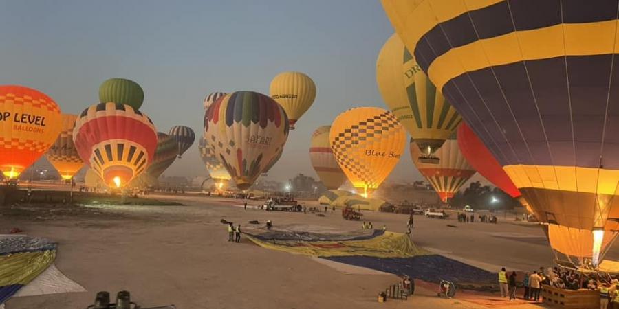 إقبال كبير على رحلات البالون الطائر.. الموسم السياحى الشتوى ينتعش قبل احتفالات رأس السنة بالأقصر - في المدرج