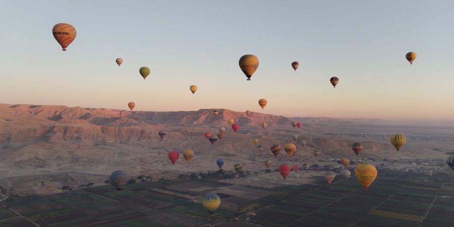 إقبال كبير على رحلات البالون الطائر.. الموسم السياحى الشتوى ينتعش قبل احتفالات رأس السنة بالأقصر - في المدرج