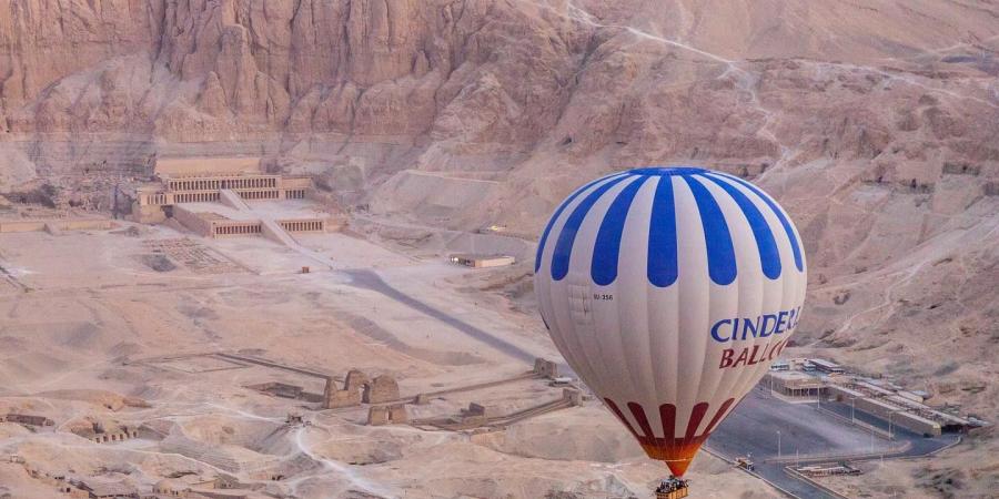 إقبال كبير على رحلات البالون الطائر.. الموسم السياحى الشتوى ينتعش قبل احتفالات رأس السنة بالأقصر - في المدرج