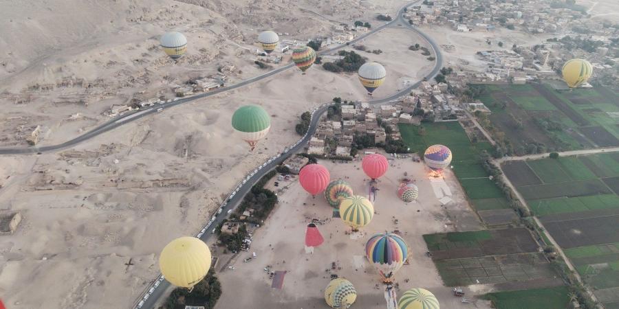 إقبال كبير على رحلات البالون الطائر.. الموسم السياحى الشتوى ينتعش قبل احتفالات رأس السنة بالأقصر - في المدرج