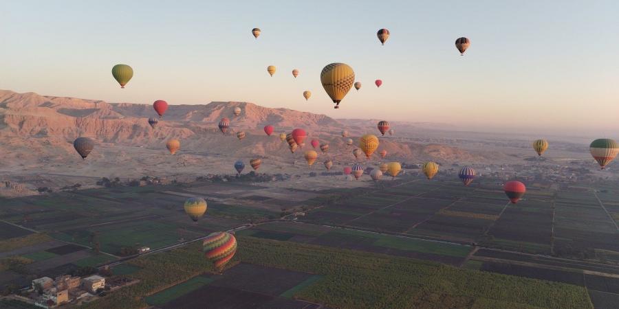 إقبال كبير على رحلات البالون الطائر.. الموسم السياحى الشتوى ينتعش قبل احتفالات رأس السنة بالأقصر - في المدرج