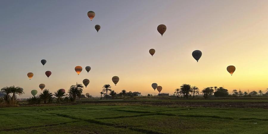 إقبال كبير على رحلات البالون الطائر.. الموسم السياحى الشتوى ينتعش قبل احتفالات رأس السنة بالأقصر - في المدرج