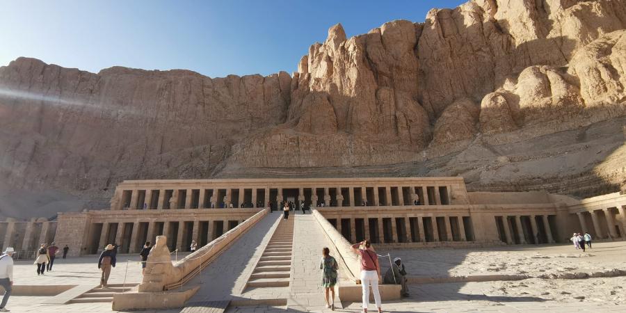 إقبال كبير على رحلات البالون الطائر.. الموسم السياحى الشتوى ينتعش قبل احتفالات رأس السنة بالأقصر - في المدرج